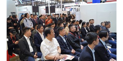 创世纪集团CCMT2024新品颁布会盛大开幕，高端五轴机床引领行业创新潮水